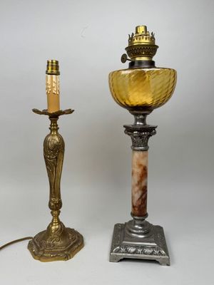 paire de lampes de table anciennes en laiton, avec abat-jour en verre et pied en marbre