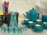 beaucoup de théières et de tasses sur une table