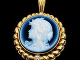 un pendentif camée doré et bleu représentant le profil d'une femme