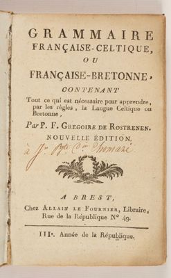 un vieux livre écrit posé sur une table