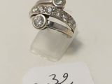 bague en argent sertie de diamants, avec une étiquette de prix sur un fond blanc