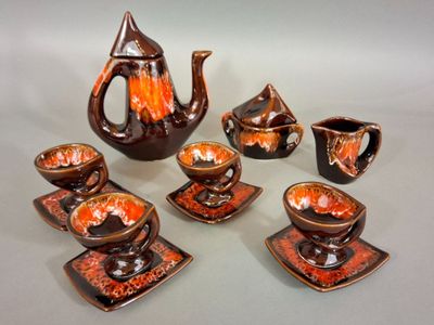 de nombreuses pièces de poterie différentes posées sur une table