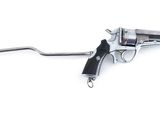 un pistolet accroché à un crochet sur fond blanc
