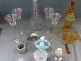 un grand nombre d'objets en verre posés sur une table