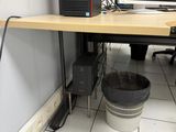 un bureau d'ordinateur équipé d'un écran, d'un clavier, d'une souris et d'une souris
