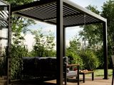 une terrasse avec un canapé et une table sous une pergola