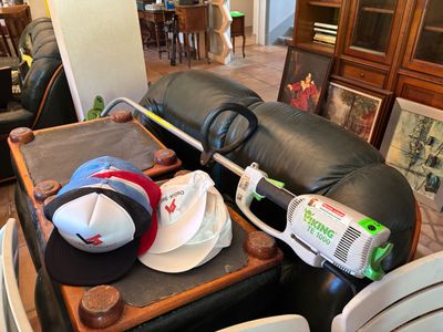 une valise sur laquelle sont posés une casquette de baseball et une batte de baseball