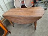 une table en bois sur laquelle sont posées deux chaises