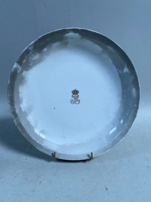 une assiette blanche ornée d'une fleur, posée sur une table