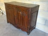 une vieille armoire en bois dans un coin de la pièce