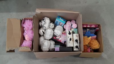 une boîte remplie de jouets et d'autres objets qui s'y trouvent
