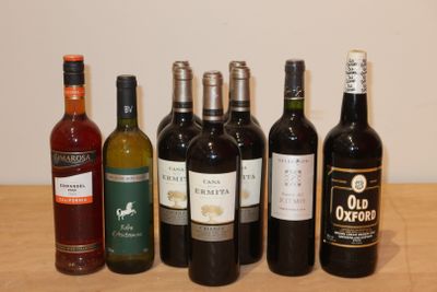 plusieurs bouteilles de vin sont alignées sur une table en bois