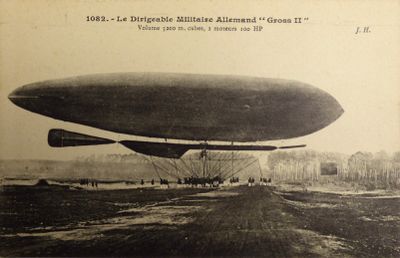 une vieille photo montrant un grand blimber survolant un champ
