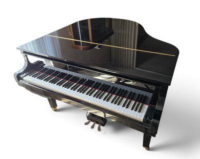 un piano noir posé sur une table