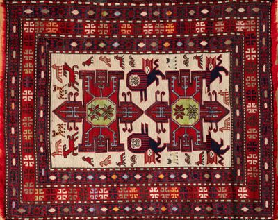 un gros plan d'un tapis orné d'un motif