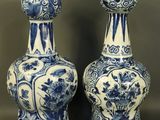 paire de vases bleus et blancs à motifs floraux