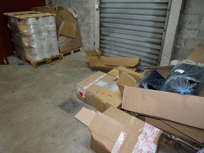 une pile de boîtes posées sur le sol
