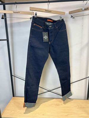 Les jeans sont suspendus à un portant dans la pièce.