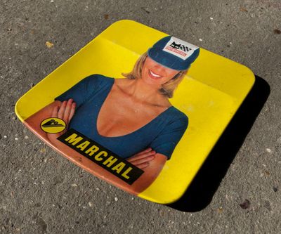 une assiette jaune sur laquelle est représentée une femme