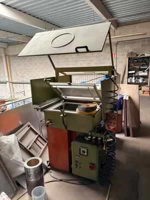 une machine qui se trouve à l'intérieur d'un bâtiment