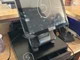 un ordinateur portable posé sur un bureau