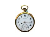 une montre de poche en or avec un cadran blanc sur fond blanc
