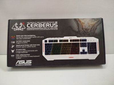 une boîte contenant un clavier d'ordinateur, posée sur une table
