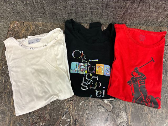 Lot comprenant 1 t-shirt CHRISTIAN DIOR (taille : M), 1 t-shirt R...