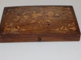une vieille boîte en bois posée sur une table blanche