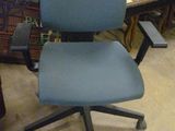 une chaise de bureau bleue qui se trouve dans une pièce