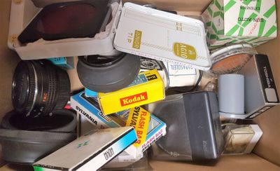 une boîte en carton remplie d'appareils électroniques et d'autres objets