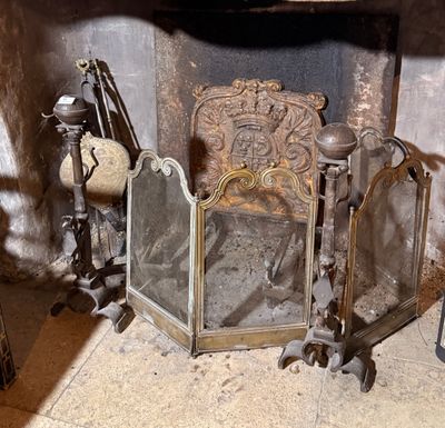 une cheminée avec un foyer et un miroir sur le manteau de cheminée