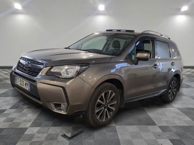 Subaruna dans un showroom au sol à carreaux et au sol à carreaux
