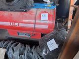 une machine rouge qui se trouve dans un garage