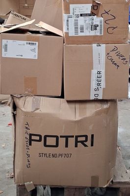 plusieurs boîtes empilées sur une palette