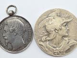 une vieille pièce et une pièce en argent à l'effigie d'une femme