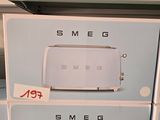deux réfrigérateurs Smeg exposés dans un magasin