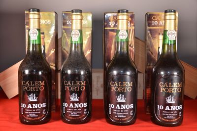 trois bouteilles de vin posées sur une table à côté d'une boîte de vin