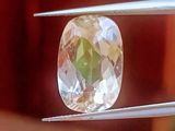un gros plan d'un diamant tenu par une pince