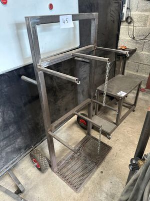 une photo d'un établi métallique dans un garage