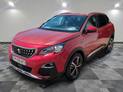 une voiture rouge garée dans une pièce au sol en damier