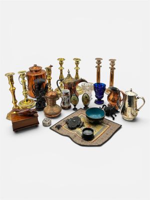 de nombreux types de vases et d'autres objets sur la table