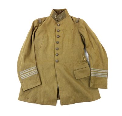 un vieux manteau militaire avec des boutons au col et aux poignets