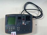 une image représentant une calculatrice posée sur une table blanche