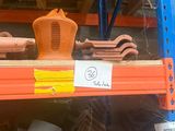 une étagère sur laquelle sont disposés de nombreux types de carrelages différents