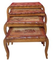 Suite de quatre tables gigognes en bois clair à décor de scè…