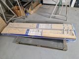 deux morceaux de bois posés sur une palette dans un garage