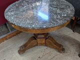 une table avec un plateau en marbre dans une pièce