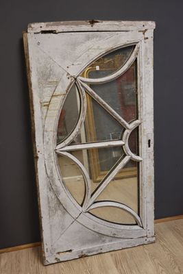 Dessus de porte en bois mouluré laqué blanc à fond miroir.