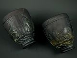 deux vases posés sur une table